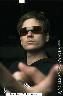 eu acuma vorbesc despre tom ii zik reast in peace, geez us
deci sa incepem cu inceputul, tom delonge