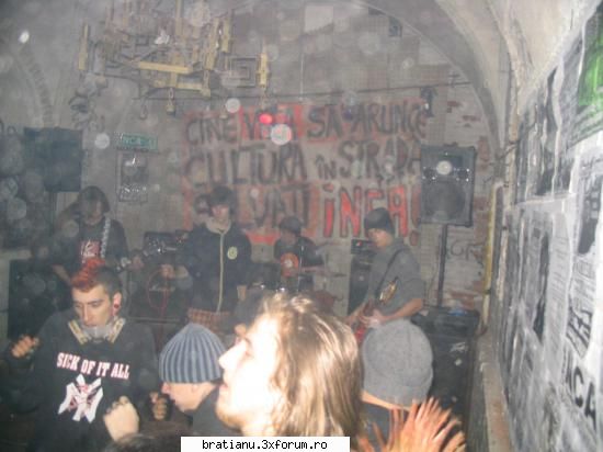 concerte - cam asa arata publicul si scena - Muzica